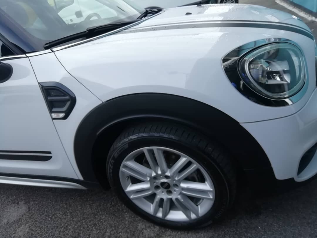 Dettaglio frontale di una mini a noleggio