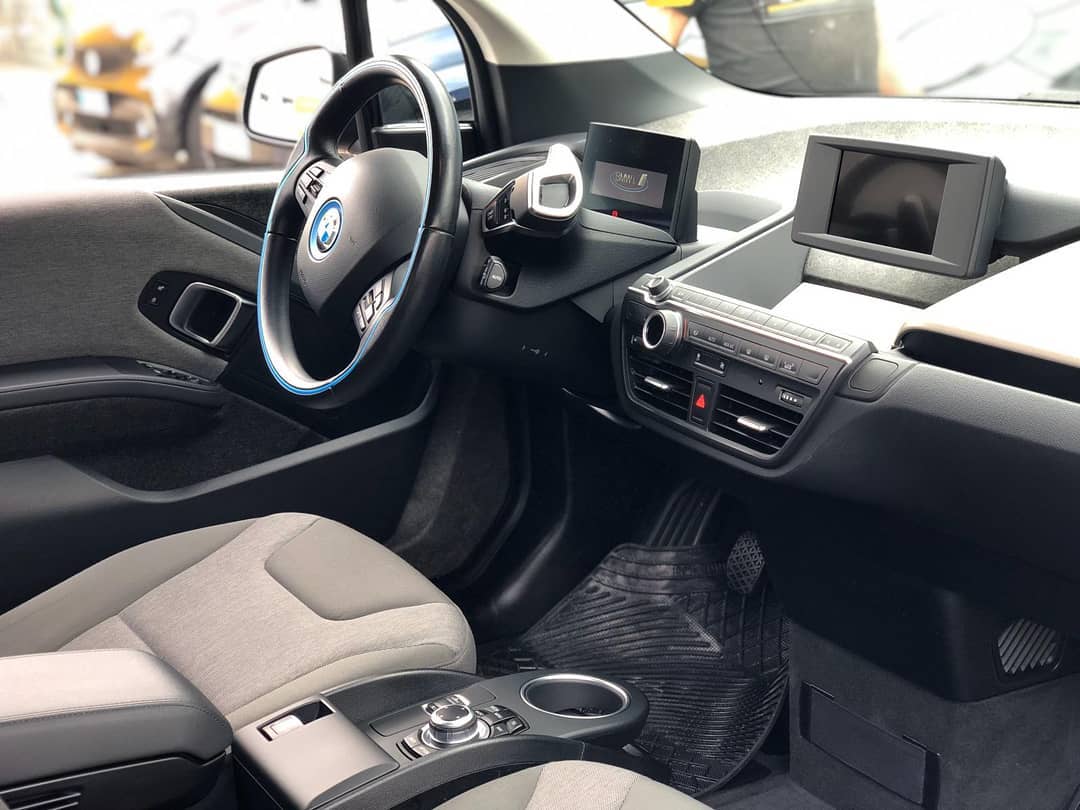 Interno di un'auto da noleggio
