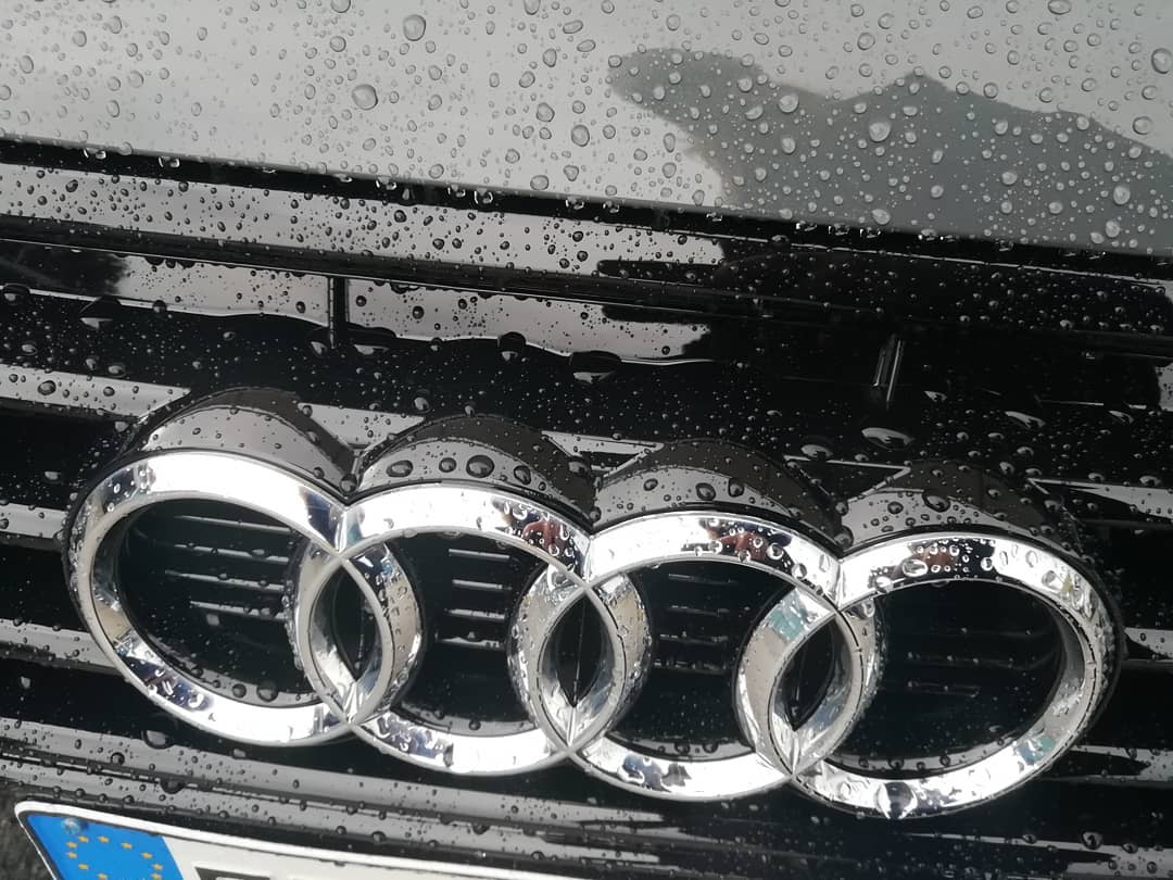 Logo Audi su auto