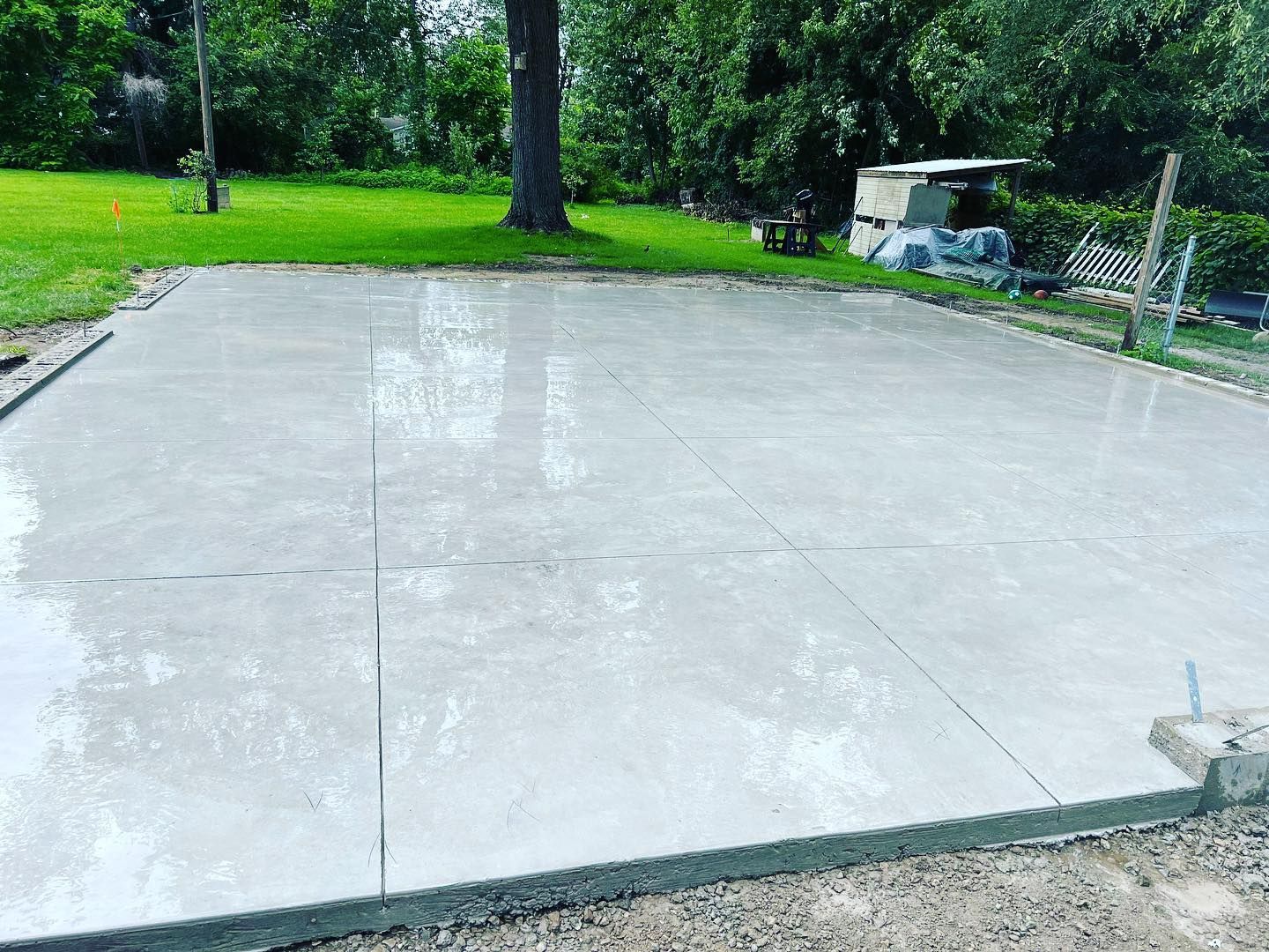 The parking lot floor is decorated with concrete stamps and coated with a solution. To shine to the surface.