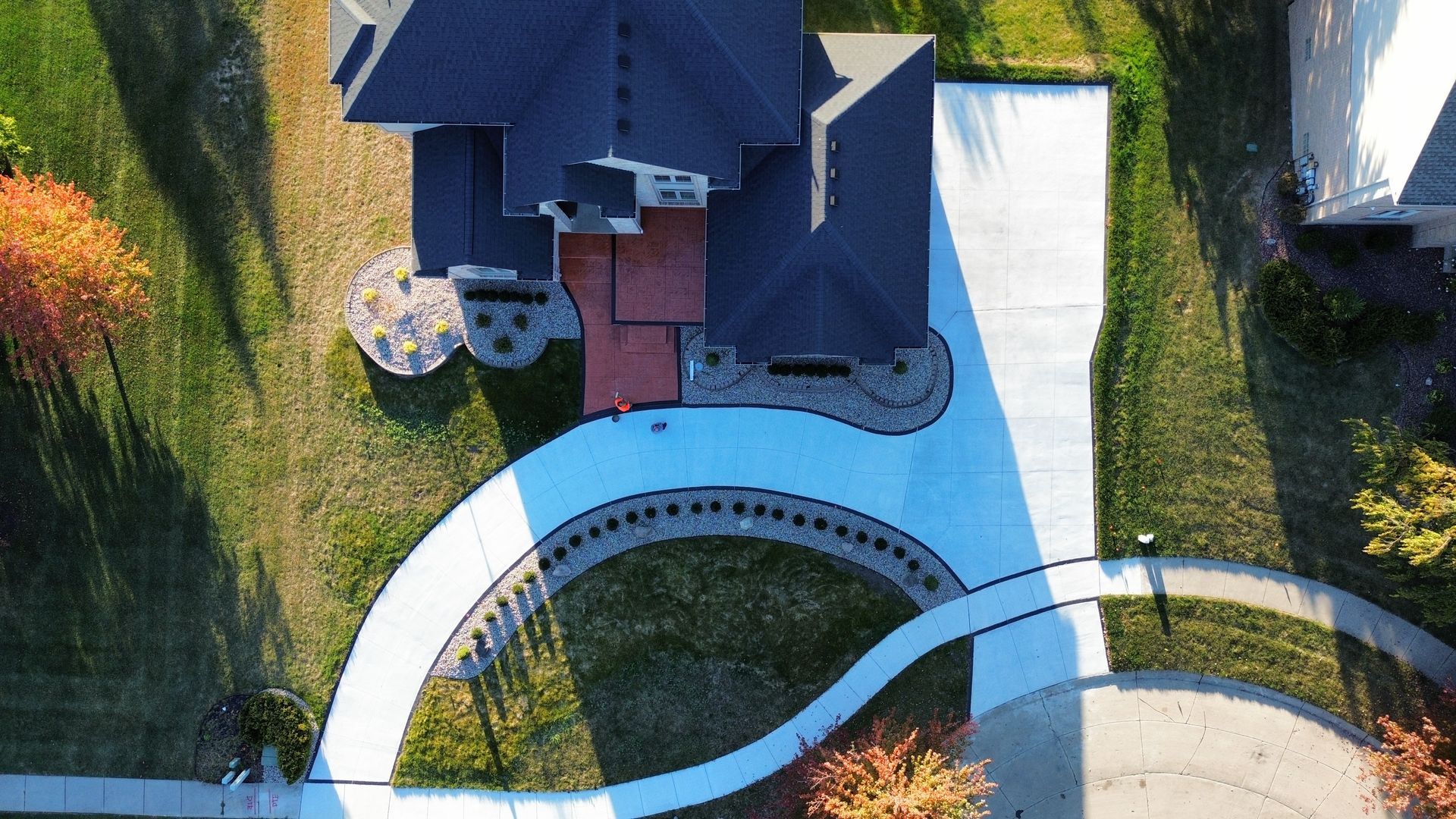 Construction of a concrete walkway around a residential rural house in manual of the pavement with a special tool.