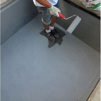 Operaio realizza copertura edile