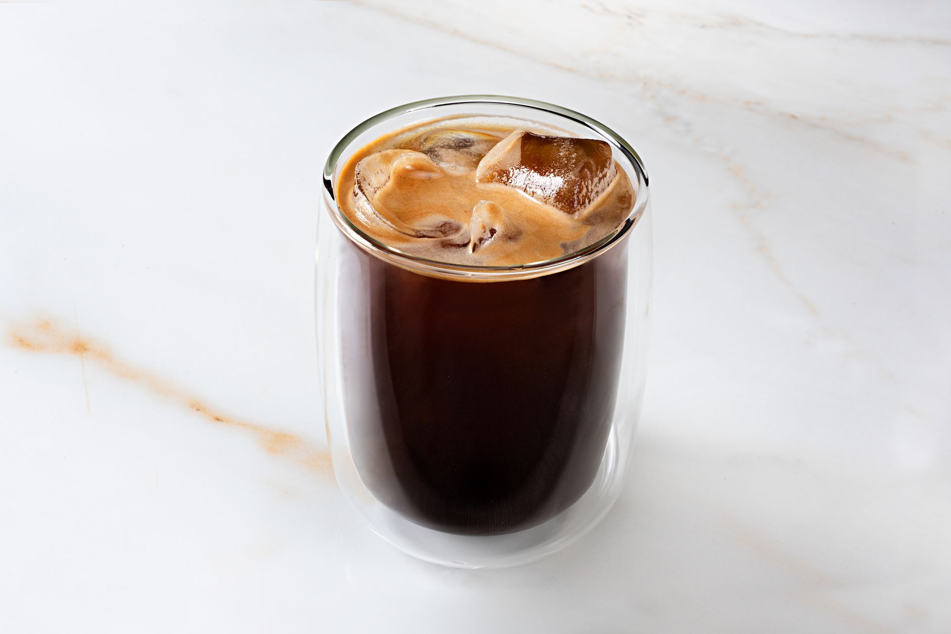 Chicken salad with juice drinks in a metal tray. The salad has a mix of lettuce, cabbage, and fried chicken. Two juices are next to it.