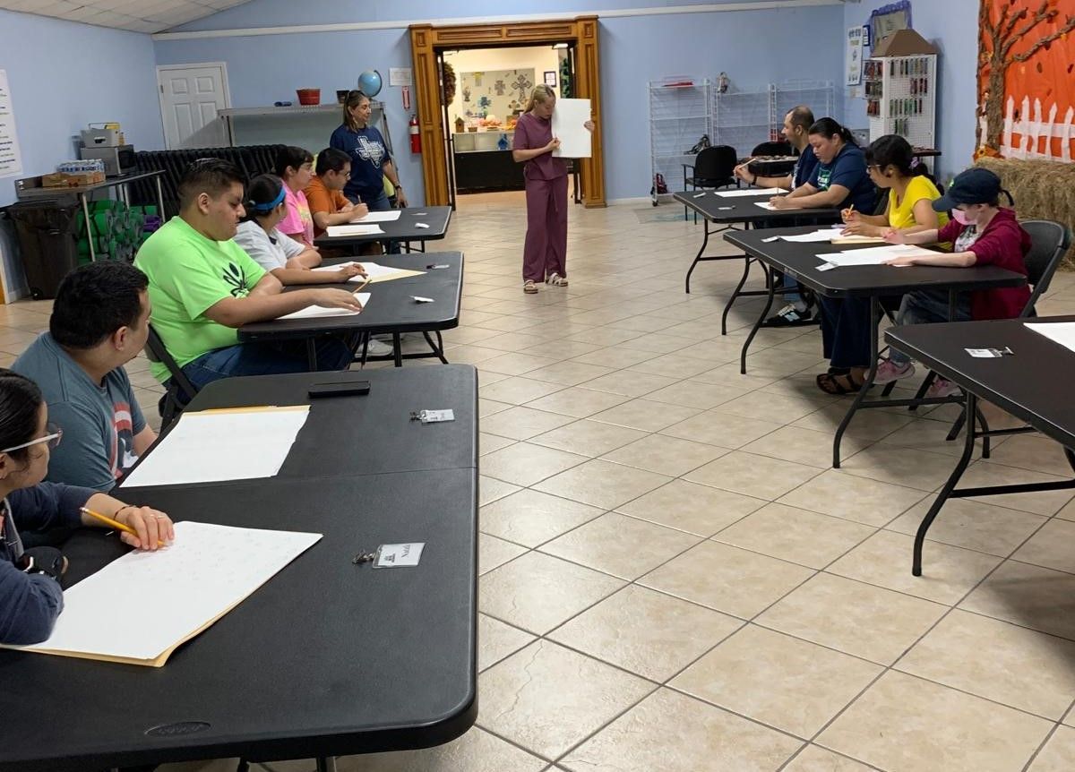 A group of people are sitting at tables in a room.