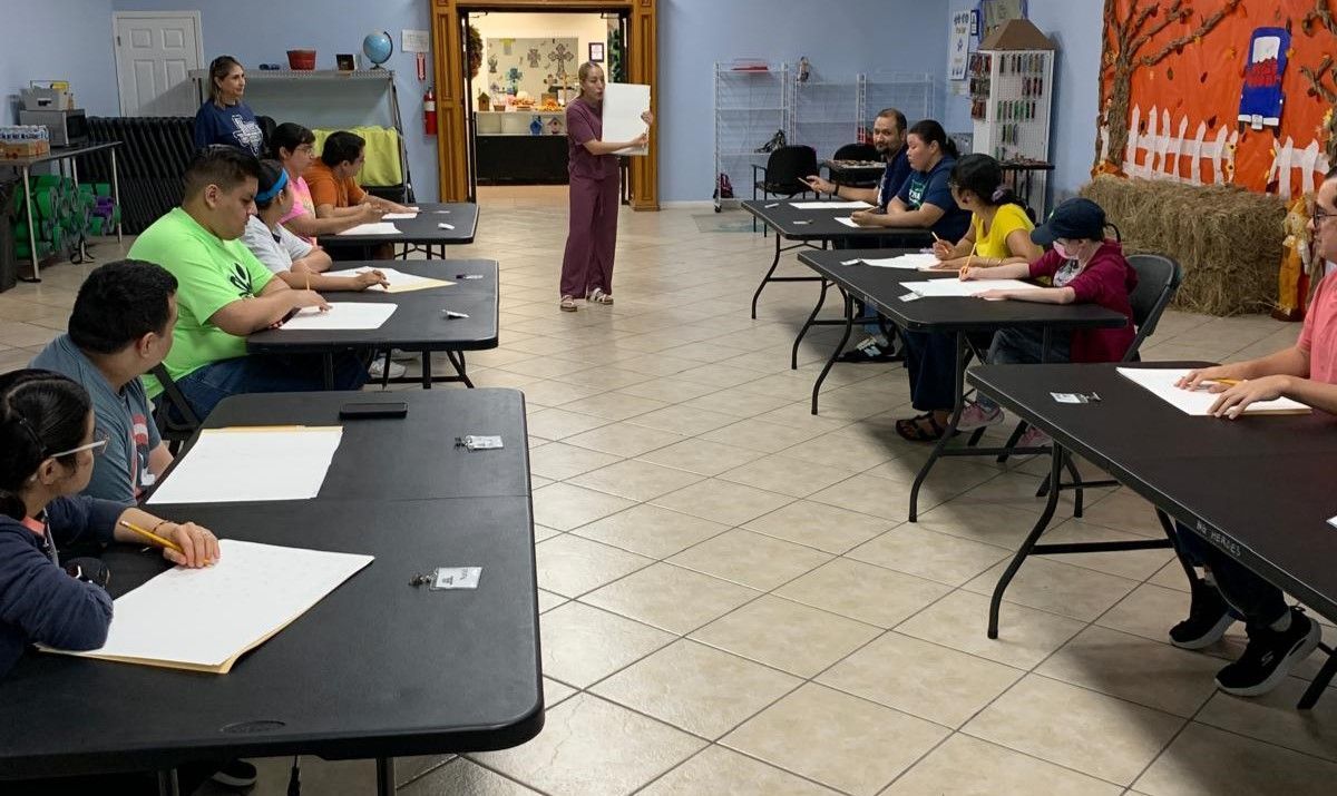 A group of people are sitting at tables in a room.