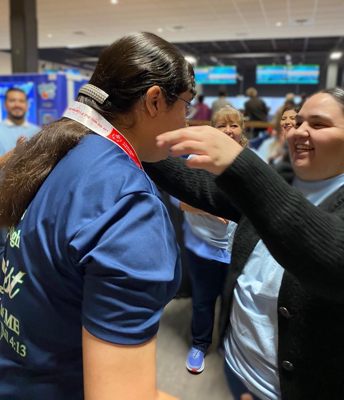 A woman wearing a blue shirt that says ' it ' on it