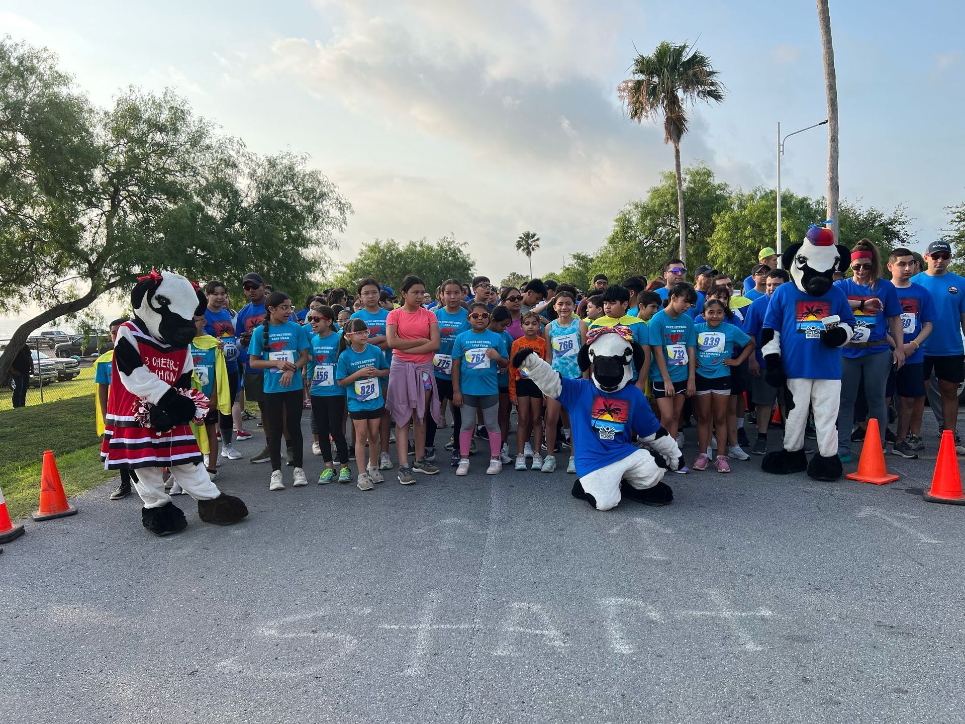 A group of people standing in front of a sign that says start