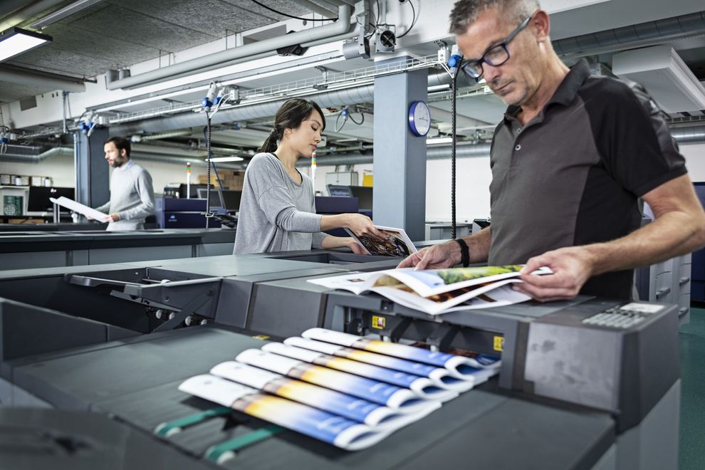 Centro di stampa digitale professionale con sistemi multifunzione e controllo software.