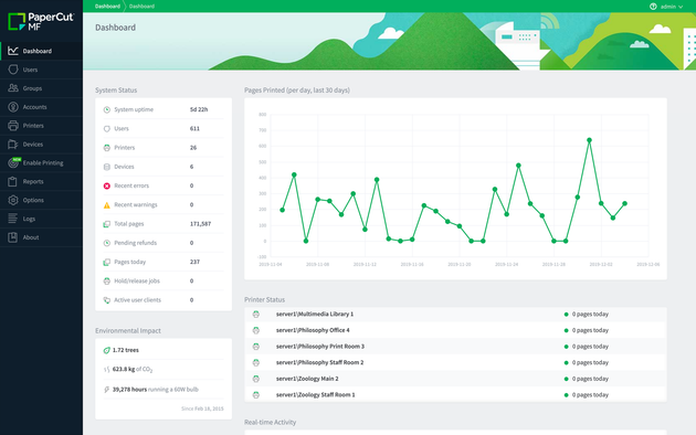 Stampante multifunzione professionale con dashboard software per il monitoraggio della stampa in un ufficio moderno.