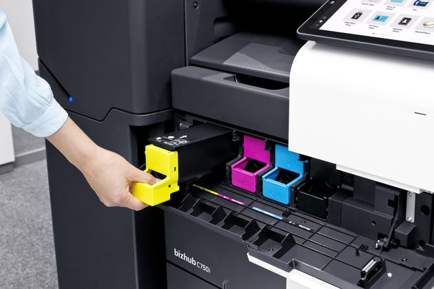Componenti e filtri di una stampante professionale pronti per la manutenzione in laboratorio.