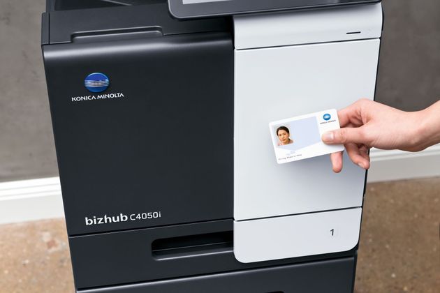 Pannello di controllo di una stampante con concetto di sicurezza documentale e stampa protetta.