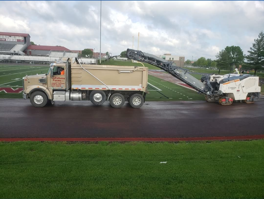 Truck and asphalt milling machine.