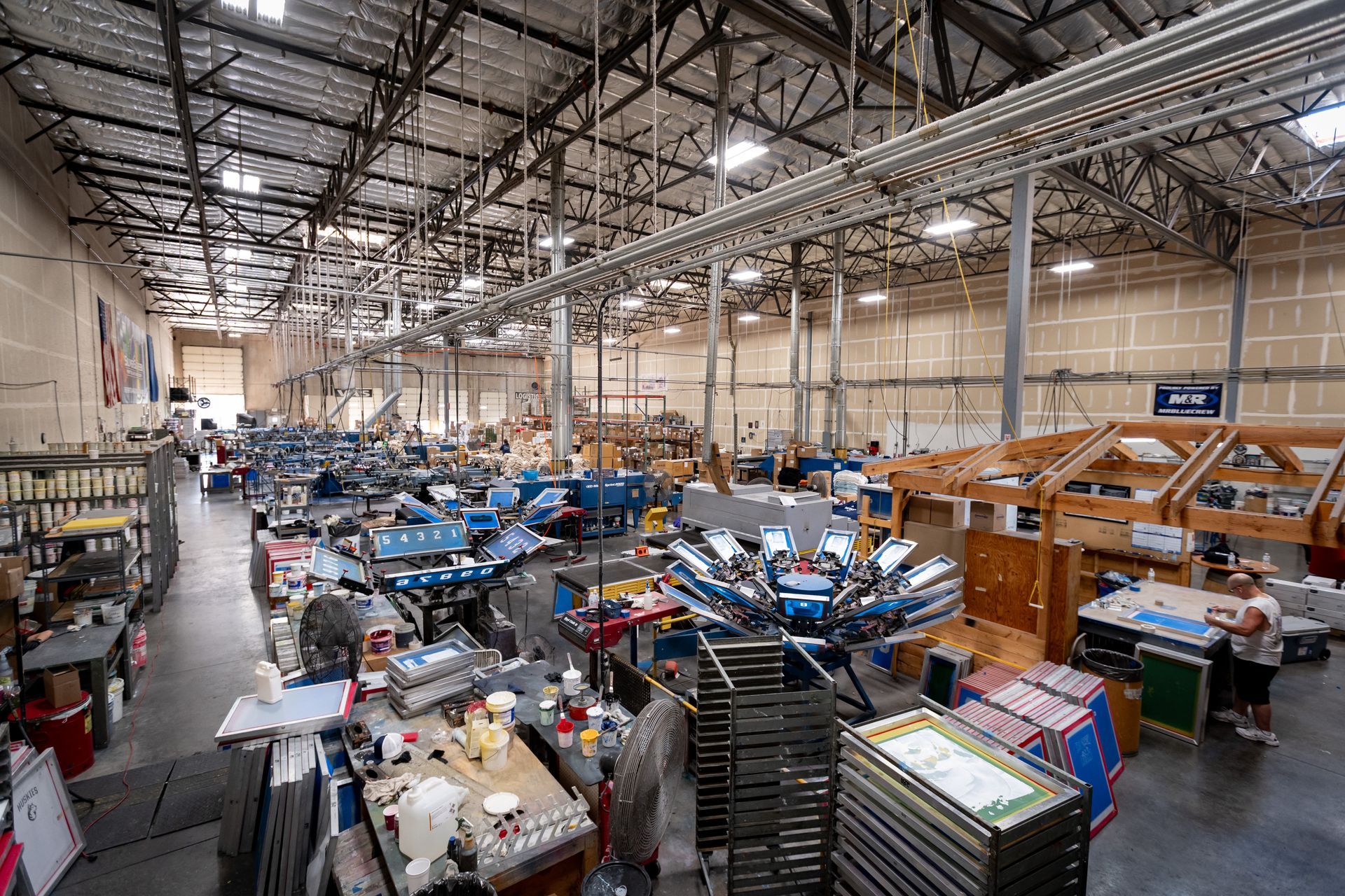 Large screen print shop with multiple automated screen printing machines