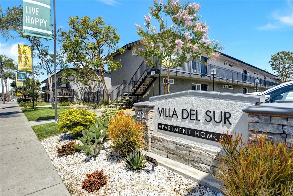 Villa Del Sur Community Sign with building in background