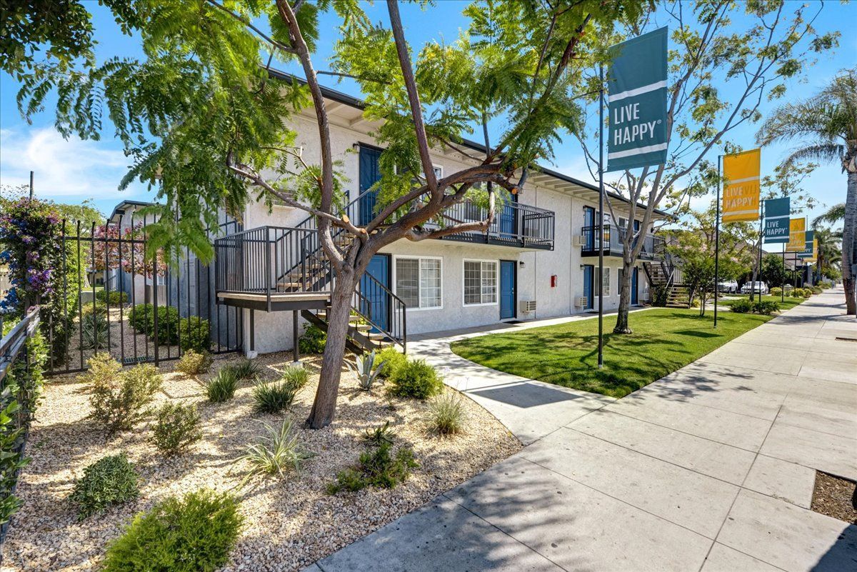 Villa Del Sur apartment building from sidewalk