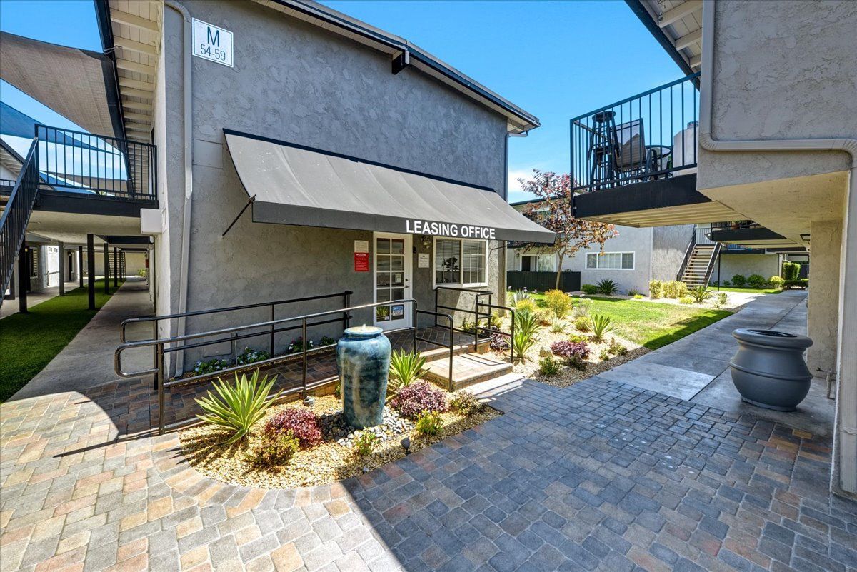 Villa Del Sur Leasing office entrance