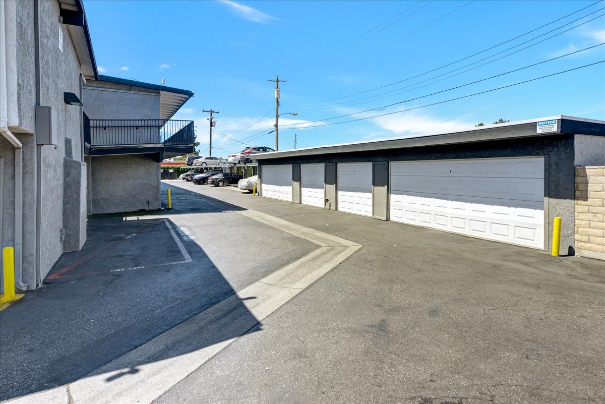 Villa Del Sur apartment parking garage