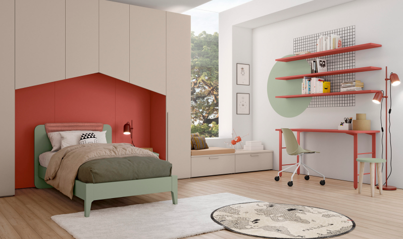 Camera da letto con letto, scrivania, scaffali e sedile vicino alla finestra nei toni del verde, corallo e beige.