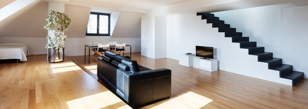 Divano nero all'interno di un salotto