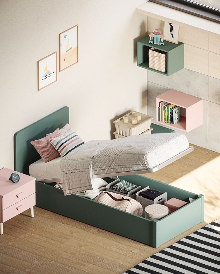 Letto verde con cassetto contenitore aperto, comodino rosa e mensole sospese in una camera da letto dai colori chiari.