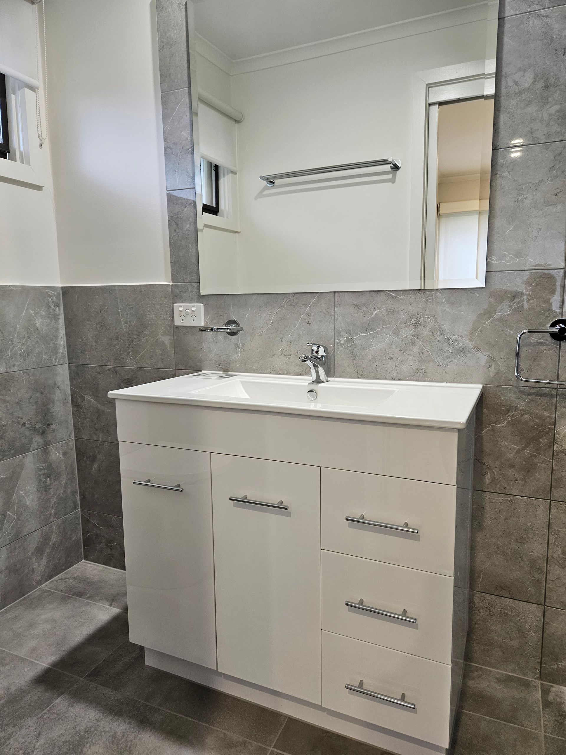 A bathroom with a sink and a mirror