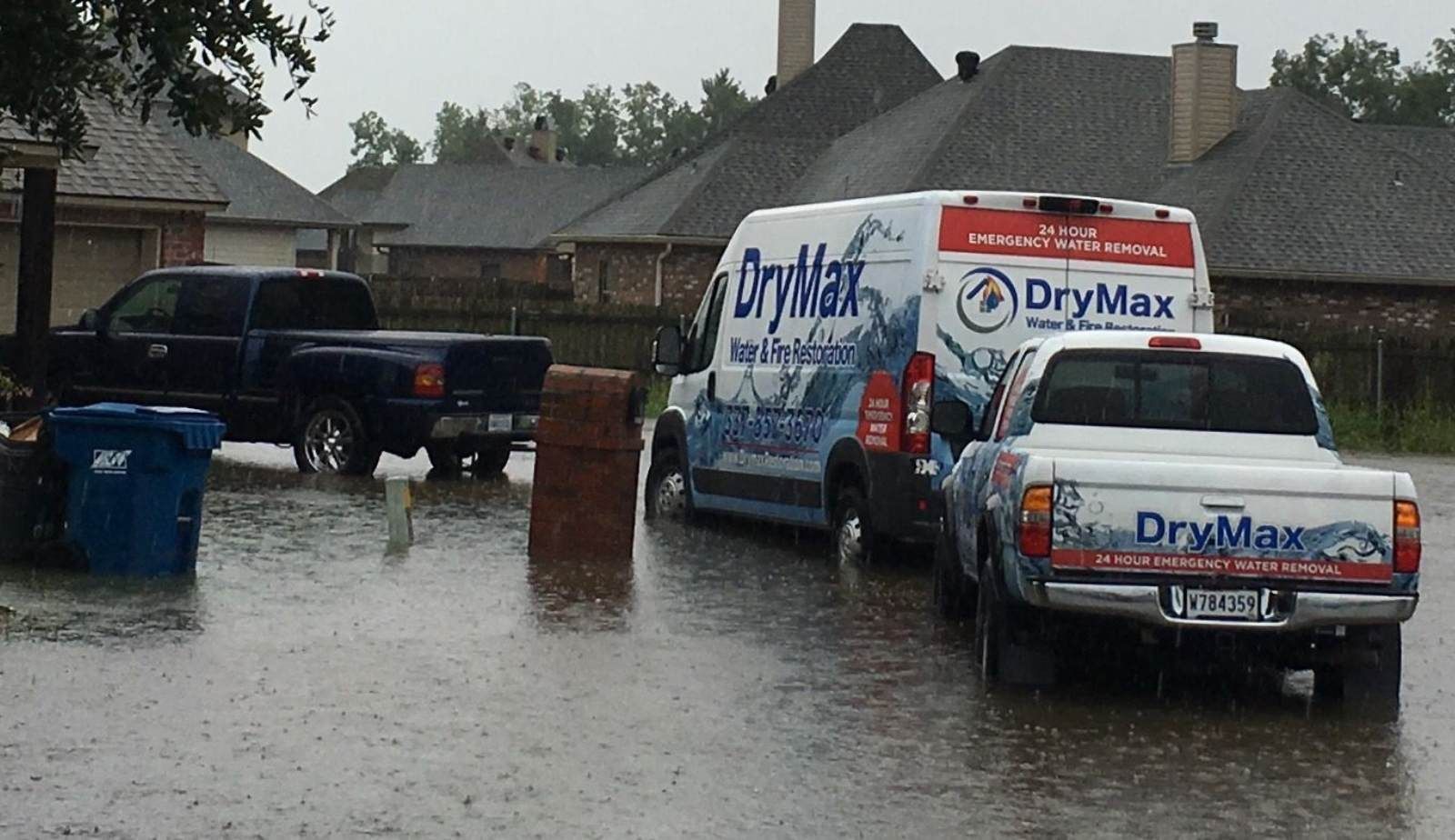 Rapid water extraction and structural drying with dehumidifiers and air movers in Lafayette, LA.