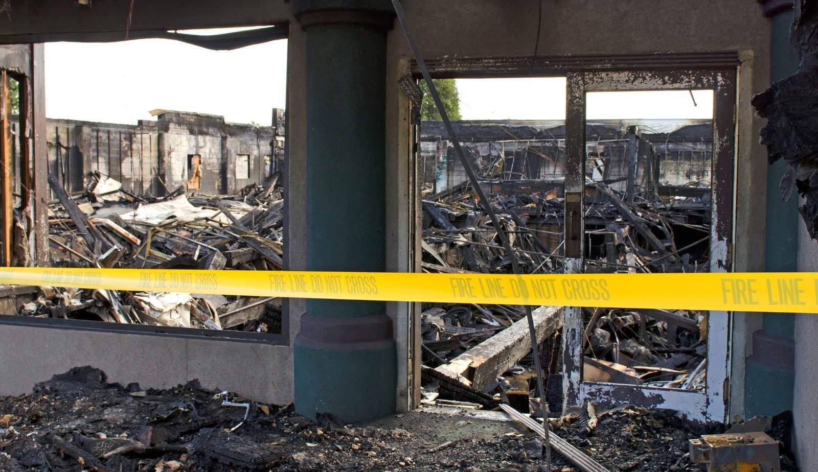 Holiday cooking grease-fire prevention: lid nearby, no water on oil—Drymax advice in Lafayette, LA.