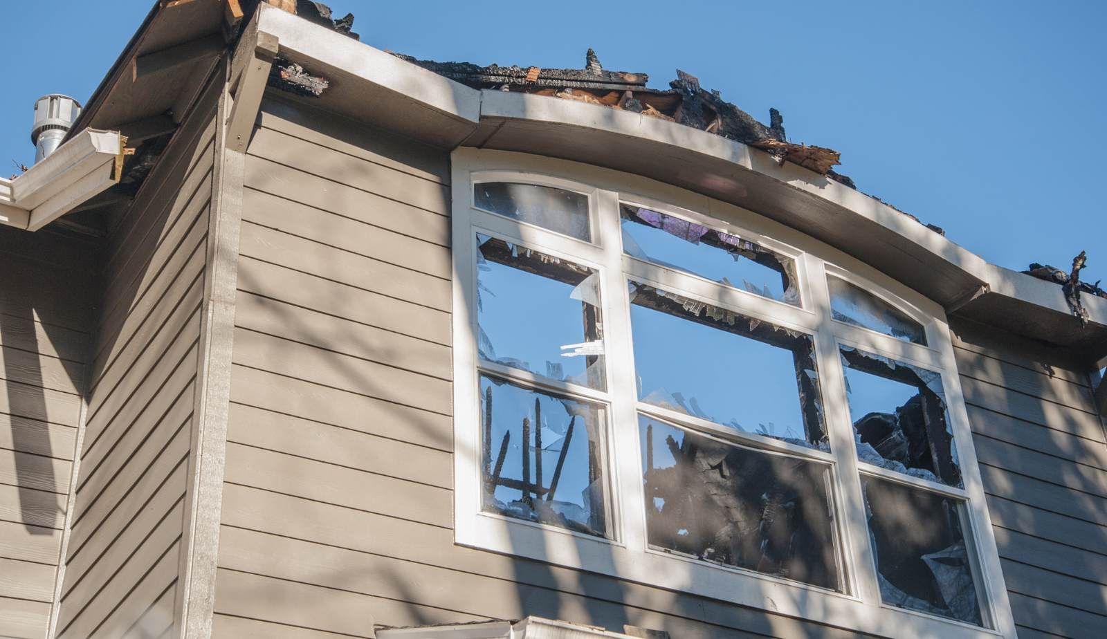 Emergency board-up and roof tarping after a house fire in New Orleans, LA by Drymax.