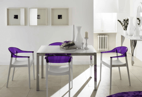 tavolo con sedie viola