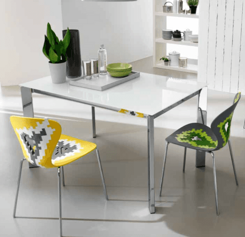 tavolo con sedie gialle e verdi