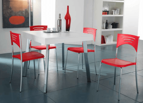 tavolo con sedie rosse