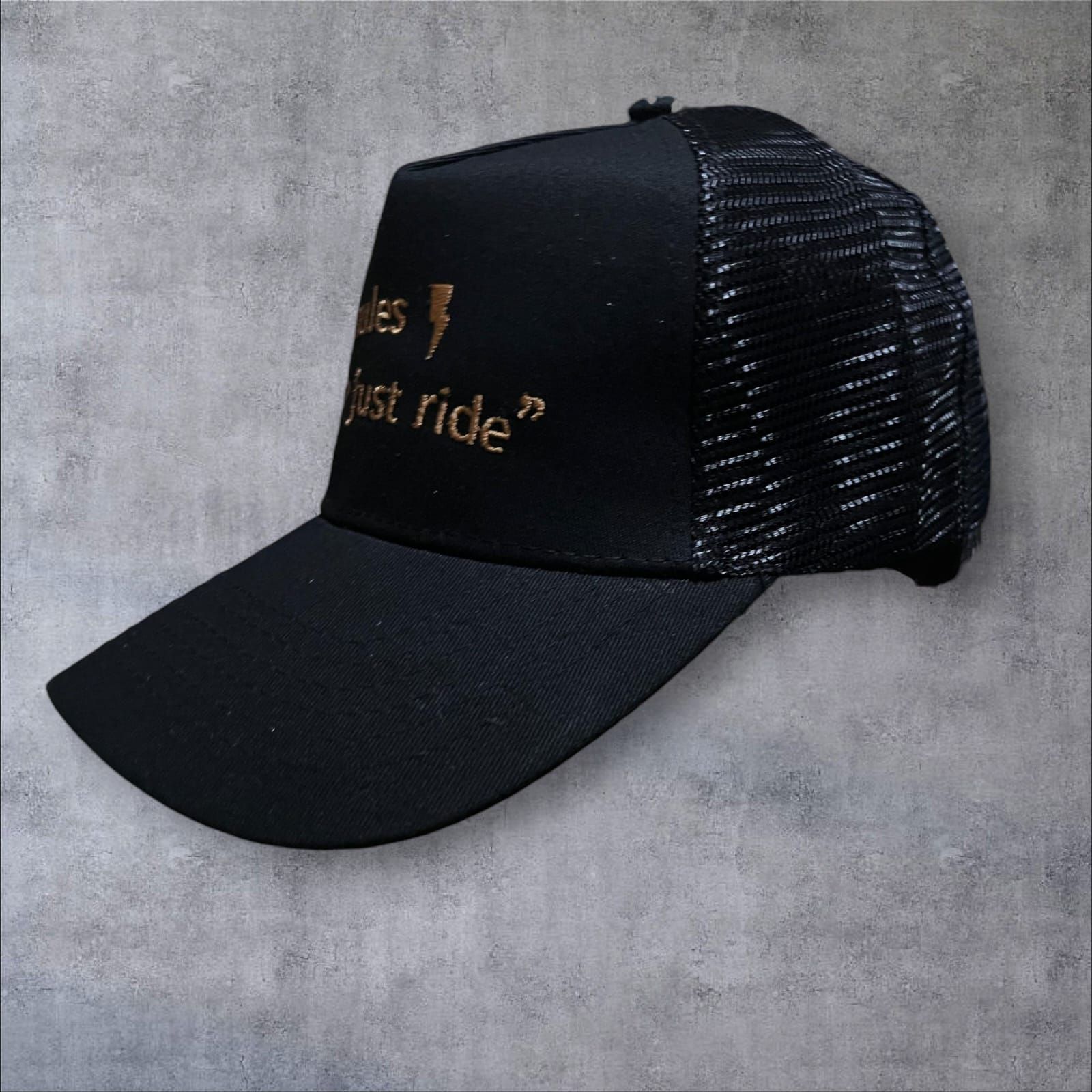 Gorra de camionero negra con bordado dorado: 