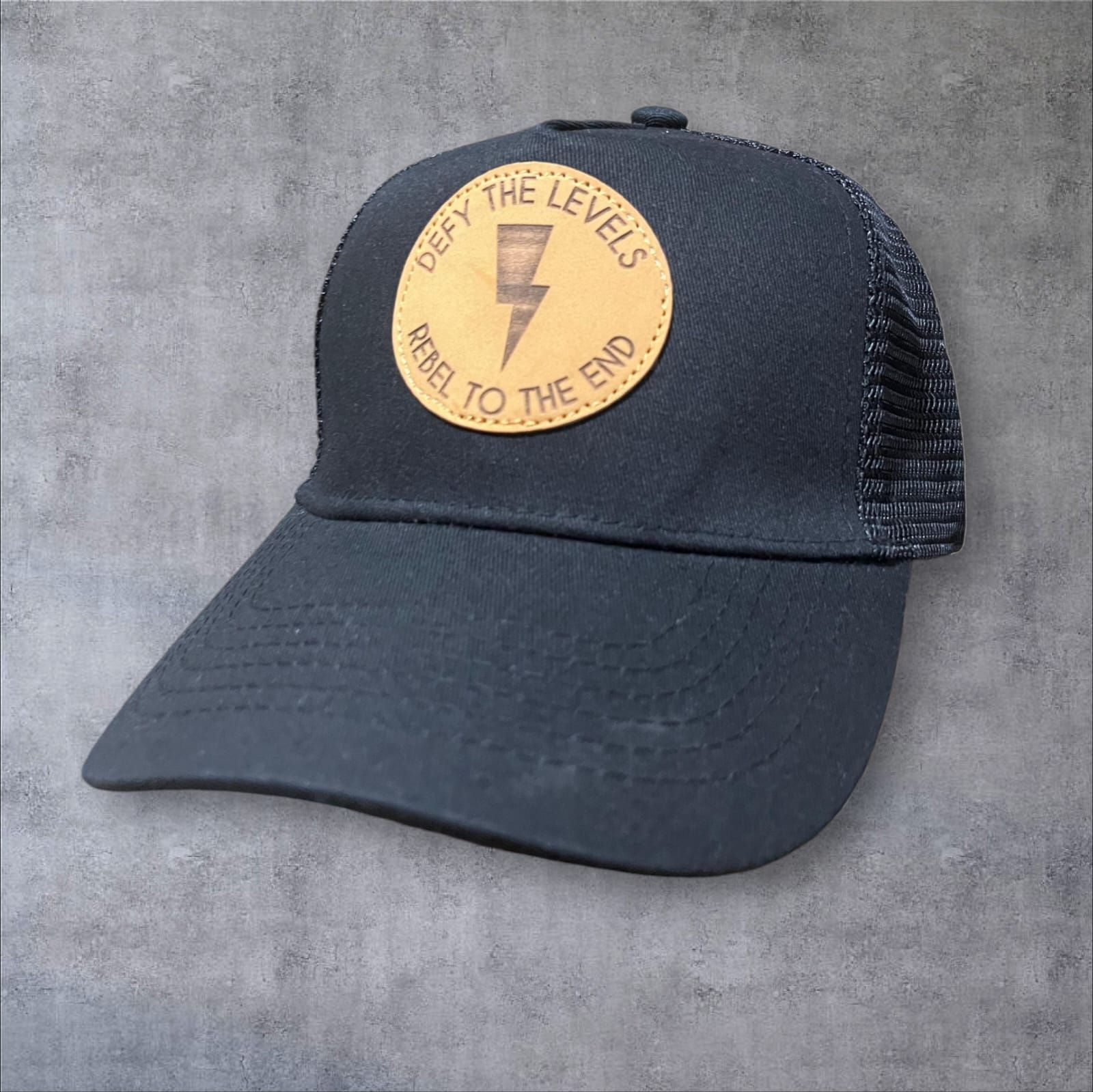 Gorra de béisbol negra con el logo