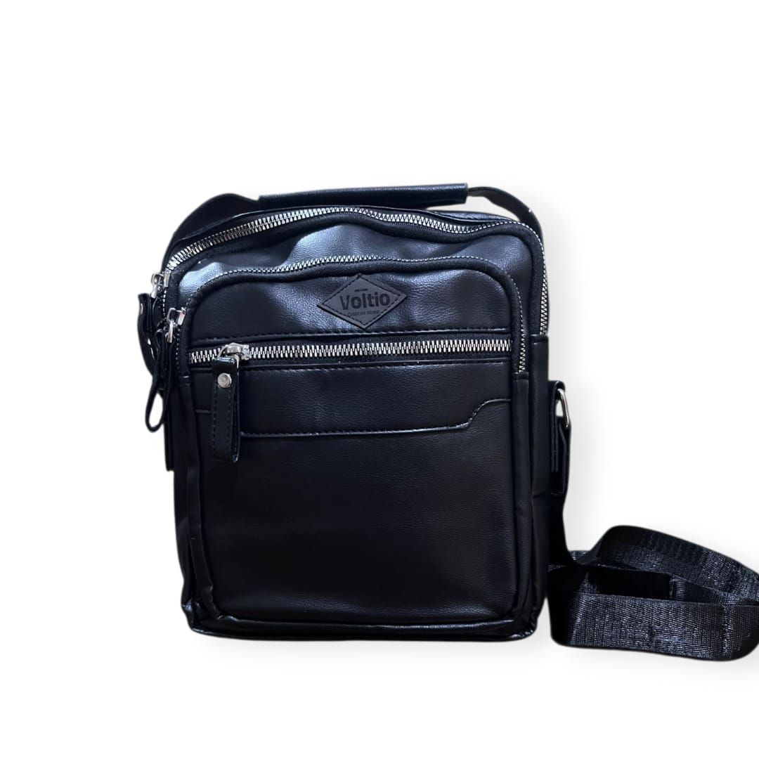 Bolso bandolera de piel negra con bolsillo delantero con cremallera y correa para el hombro.