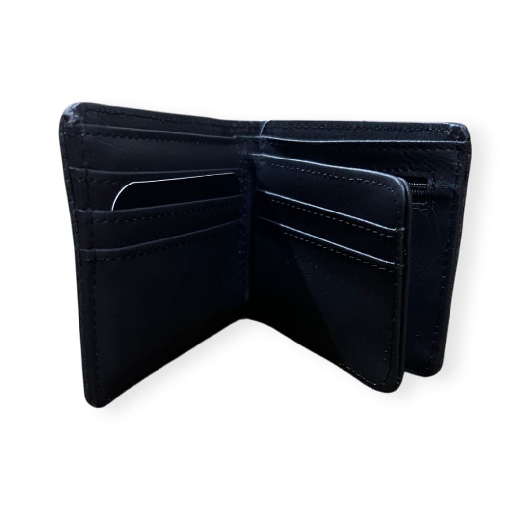 Cartera negra abierta con ranuras para tarjetas.