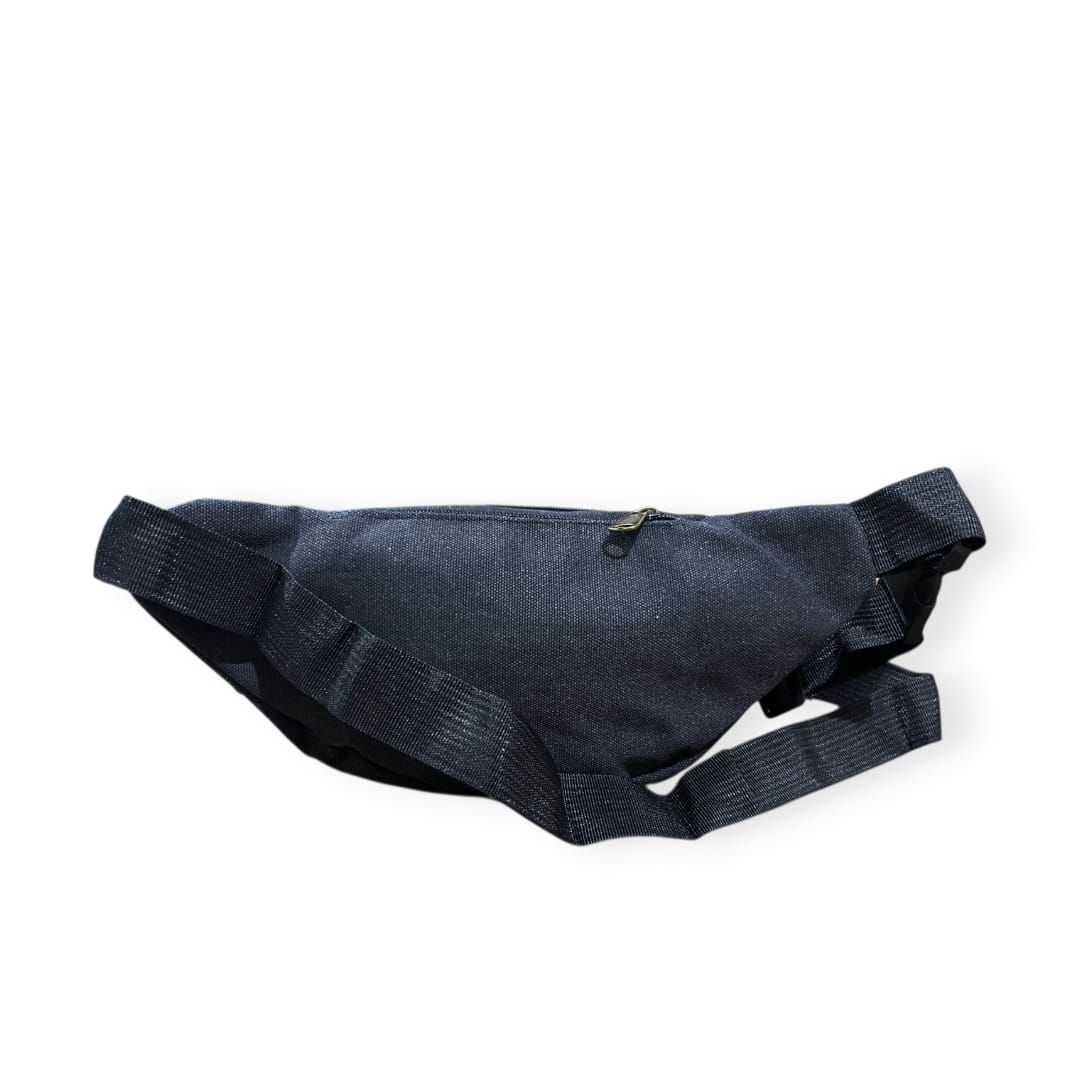 Riñonera azul oscuro con cierre de cremallera y correa ajustable.