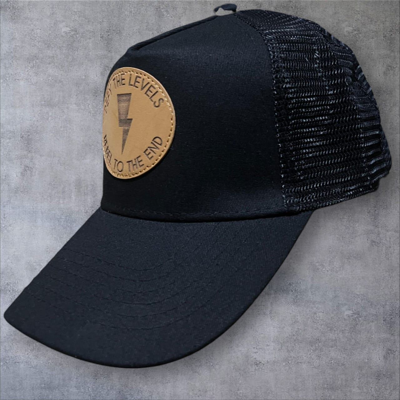 Gorra de béisbol negra con el logo 