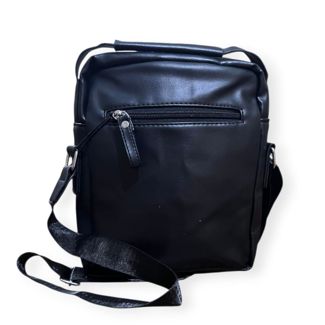 Bolso bandolera de piel negra con bolsillo delantero con cremallera y correa para el hombro.
