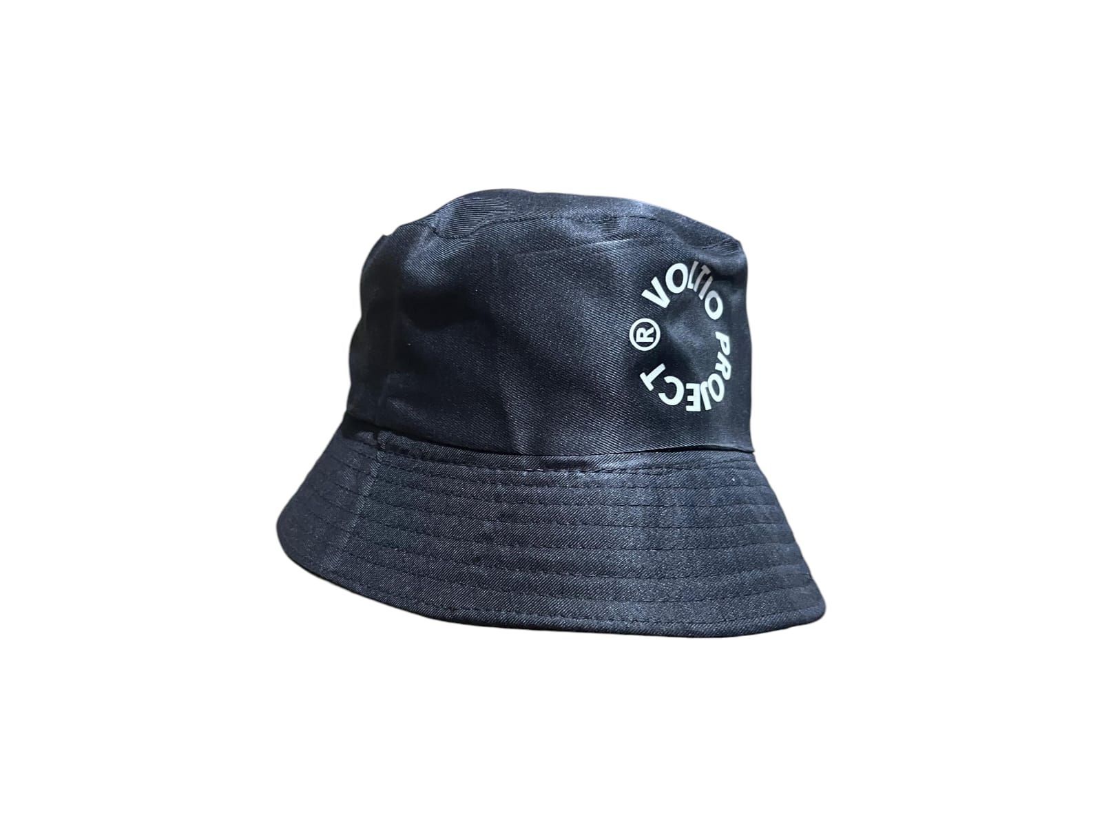 Sombrero tipo pescador negro con el logotipo blanco de