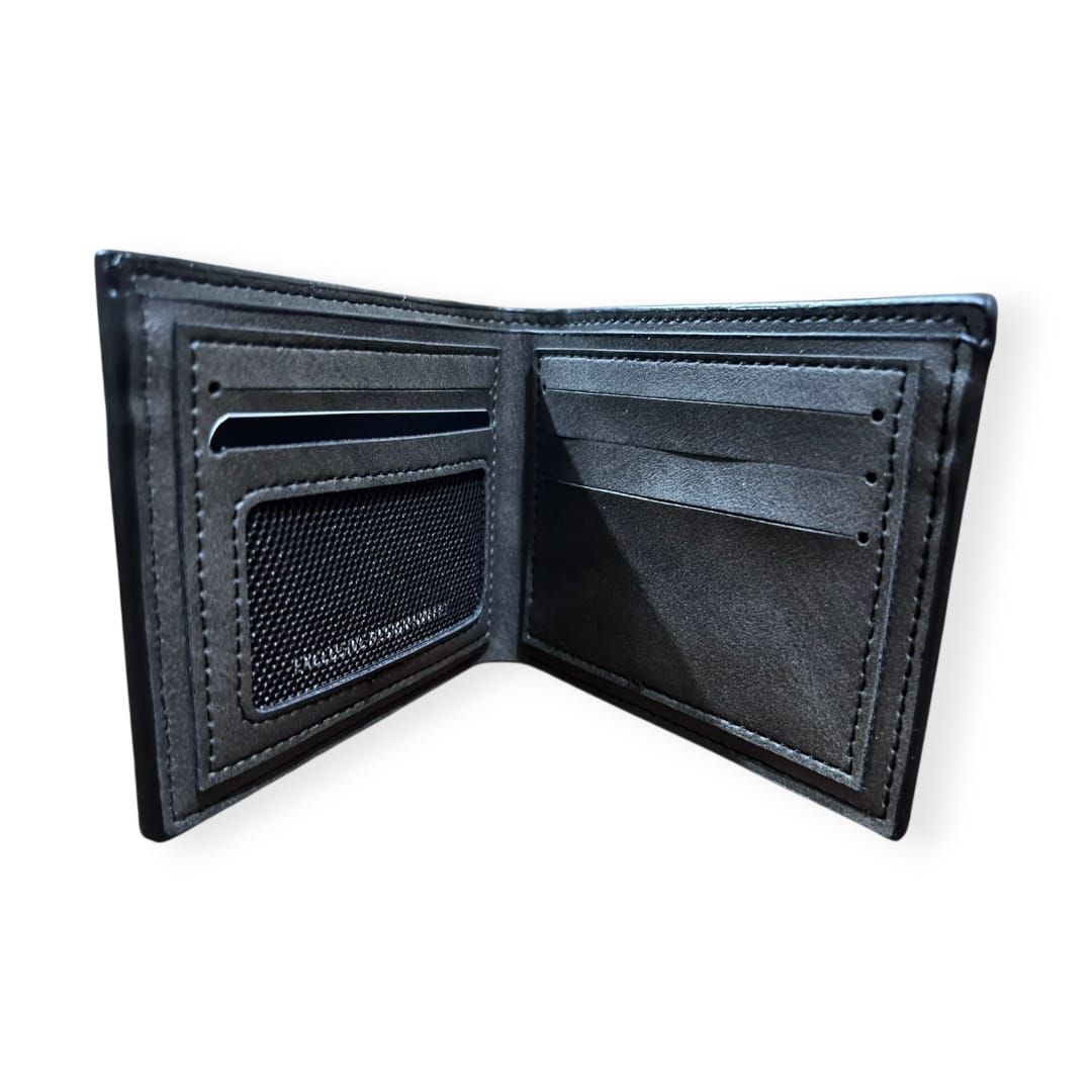 Cartera de piel negra con múltiples ranuras para tarjetas y un clip para billetes.