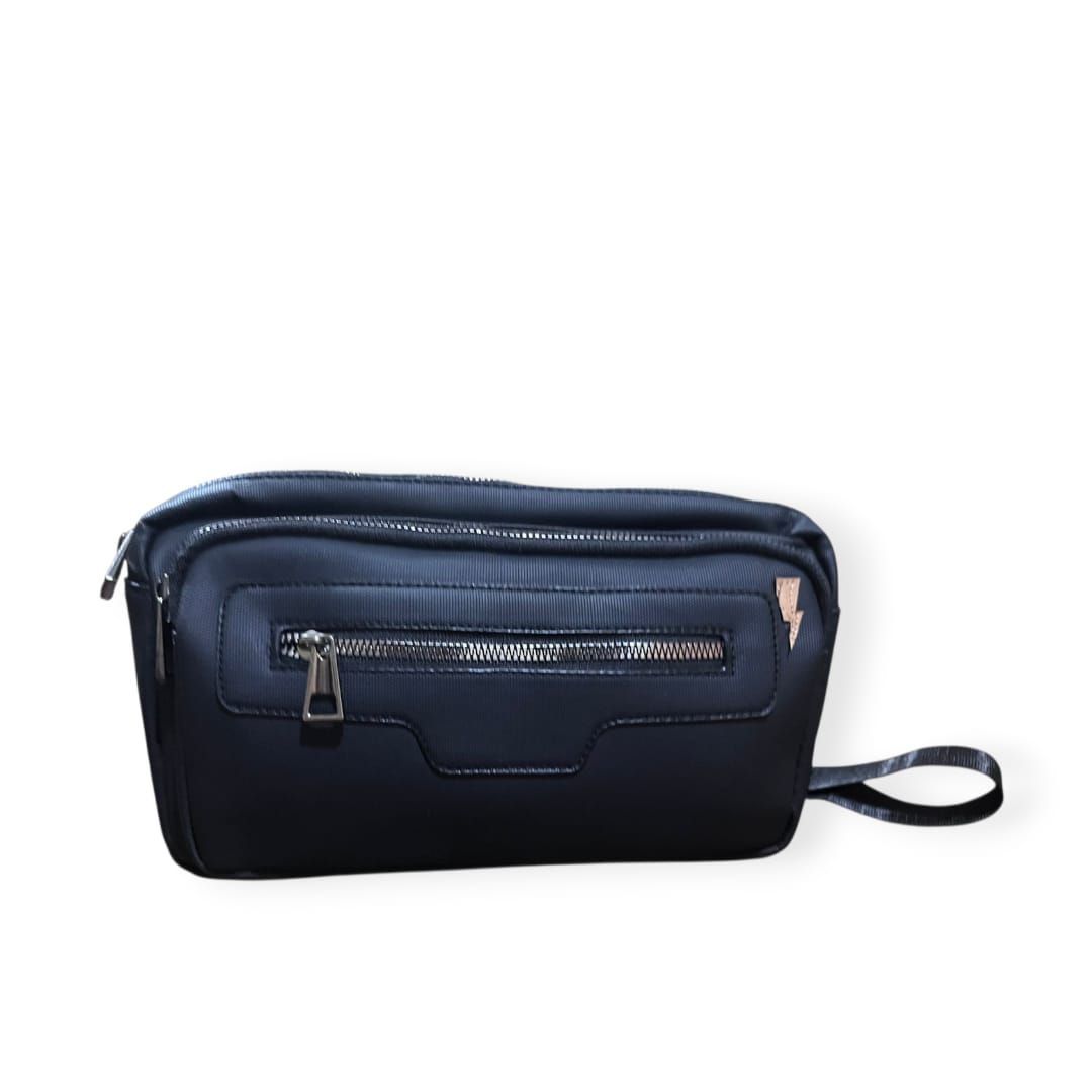 Bolso de mano rectangular negro con cremalleras plateadas y el logotipo de un rayo.