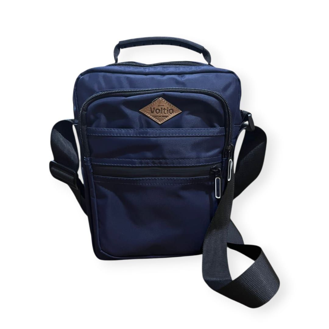 Bolso bandolera azul marino con correa para el hombro y asa superior.