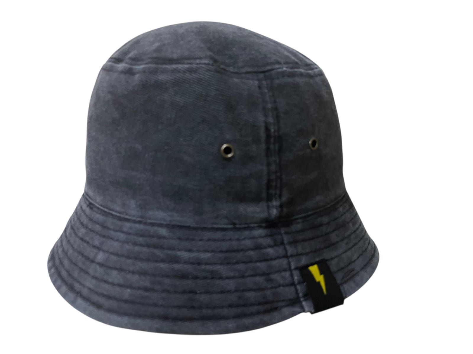 Sombrero tipo pescador de mezclilla negra con etiqueta de rayo amarilla.