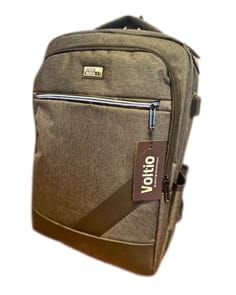 Mochila Voltio marrón con bolsillo frontal con cremallera, etiqueta de la marca y asa superior.