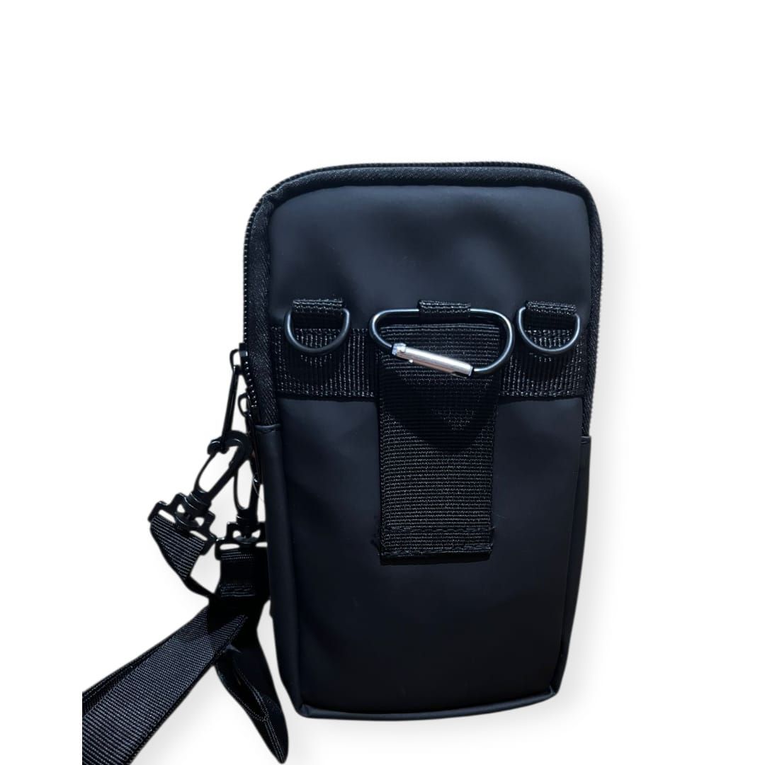 Funda negra para teléfono con bolsillo con cremallera, logotipo y correa de muñeca.