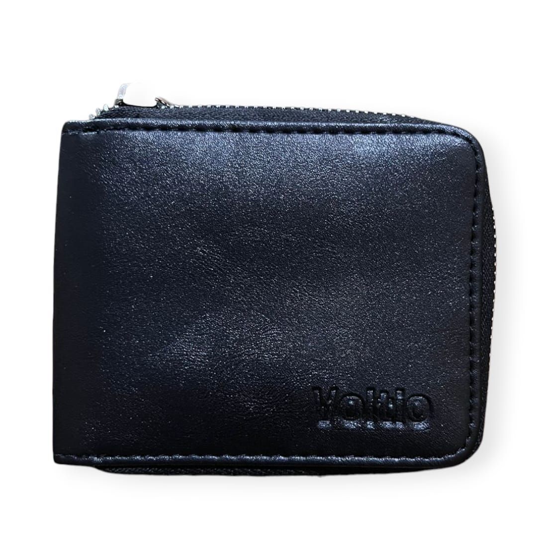 Cartera de piel negra con cierre de cremallera.