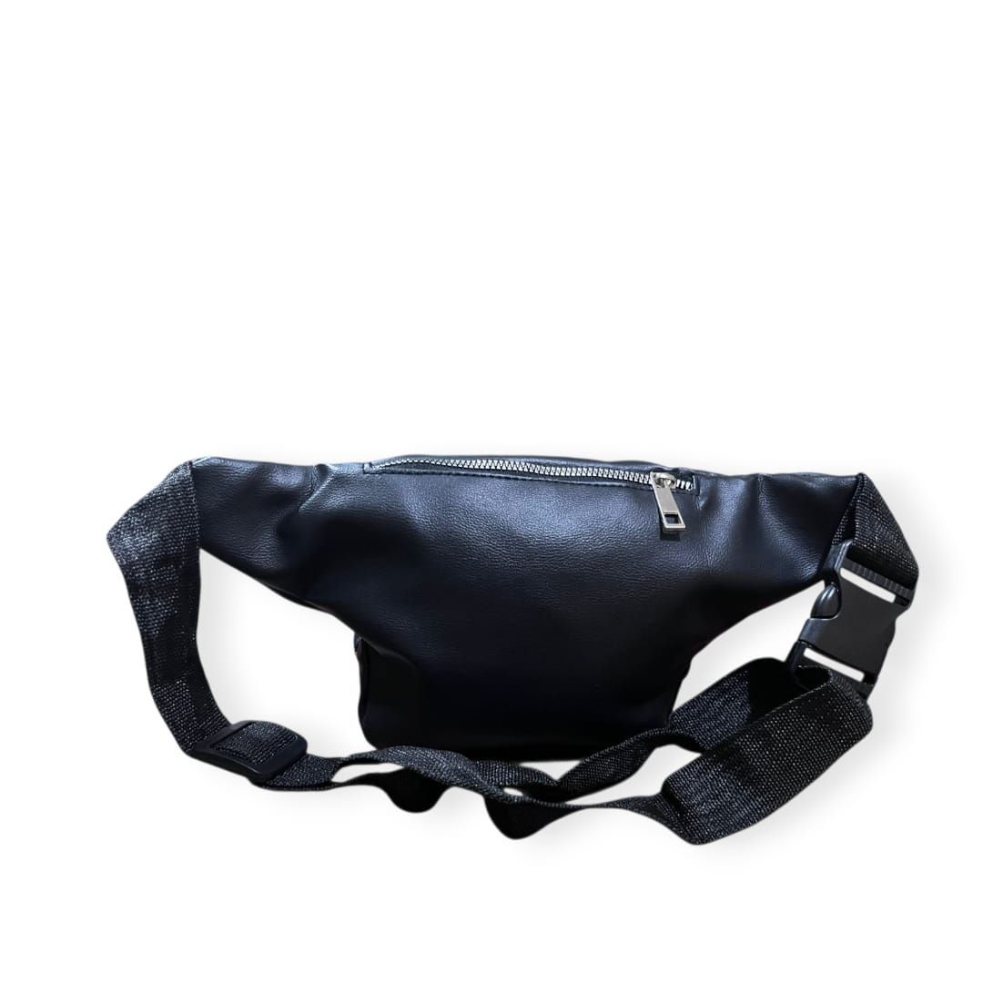 Riñonera de cuero negro con cremallera plateada y un logotipo que dice 