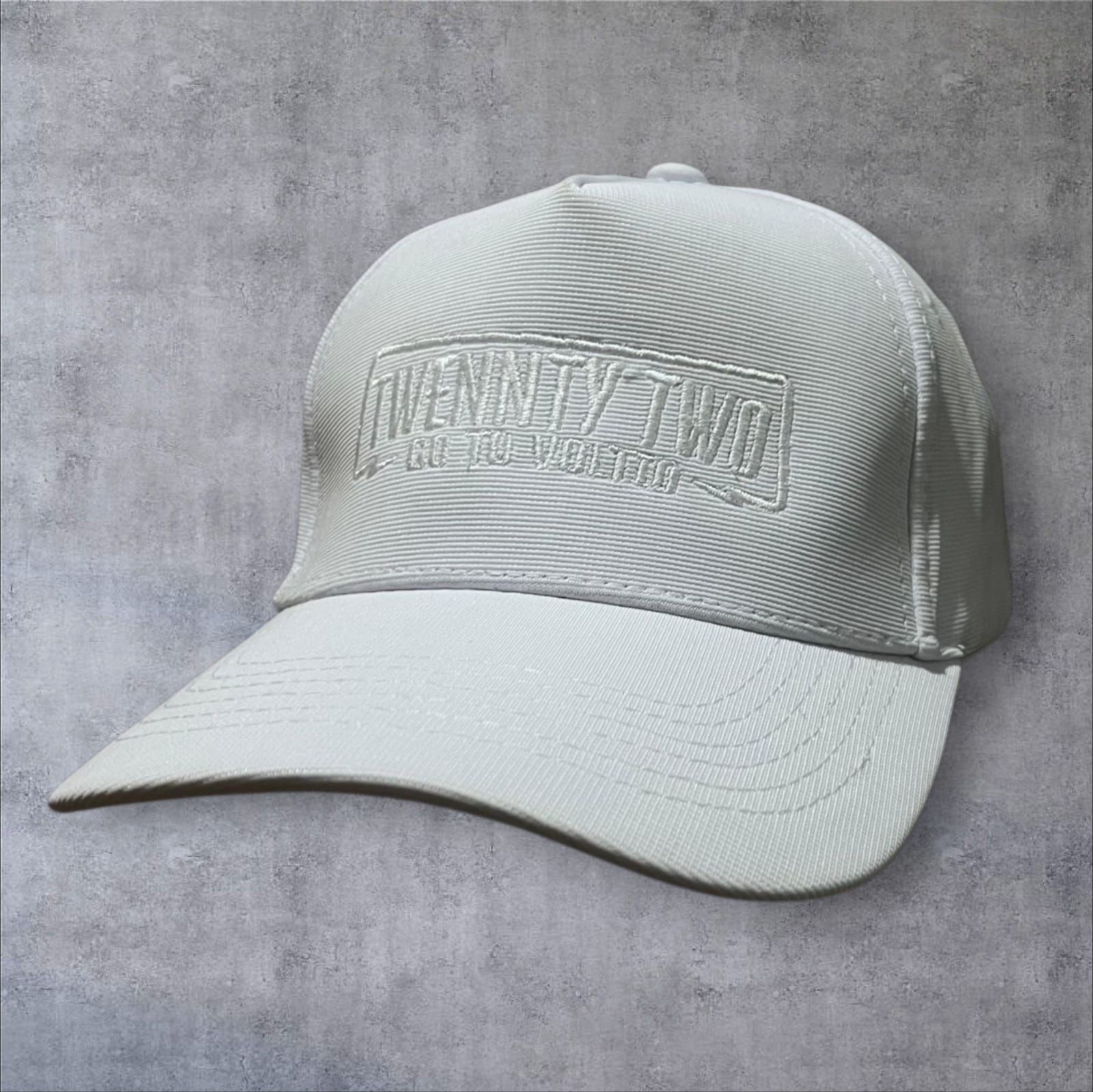 Gorra de béisbol azul marino con un logotipo rectangular en relieve de color azul oscuro en la parte delantera.