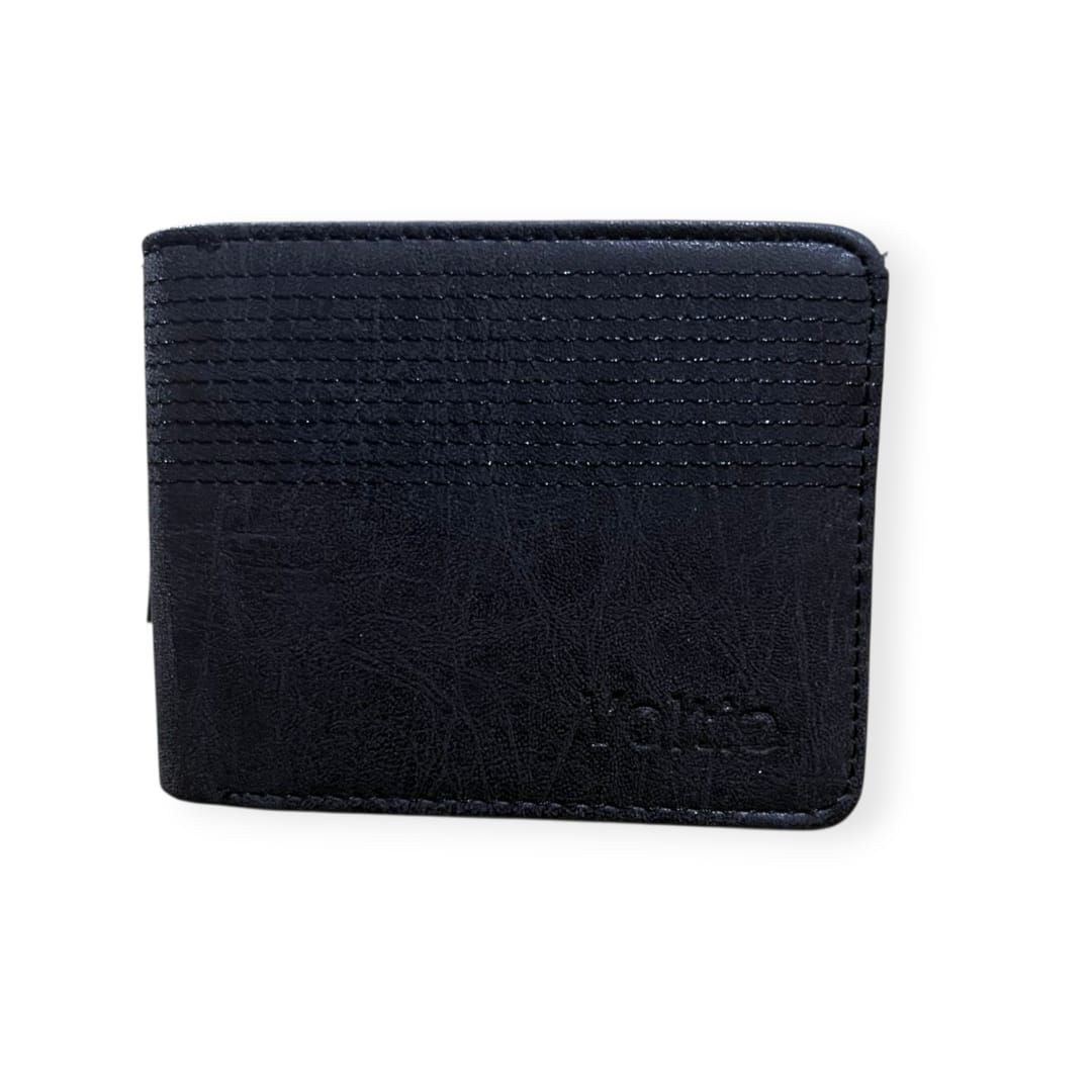 Cartera negra abierta con ranuras para tarjetas.