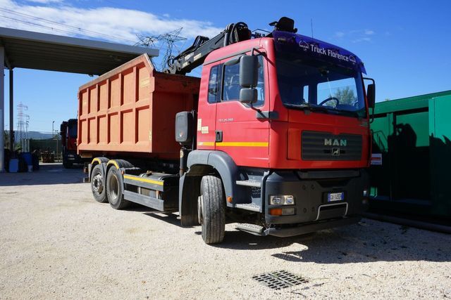 Autocarro con cassone per il trasporto di rifiuti non pericolosi